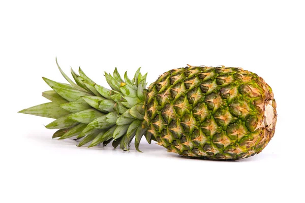 Einzelne Ananas isoliert auf weiß — Stockfoto
