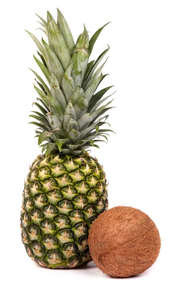Één ananas geïsoleerd op wit — Stockfoto