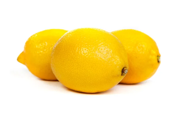 Limões frescos sobre fundo branco — Fotografia de Stock
