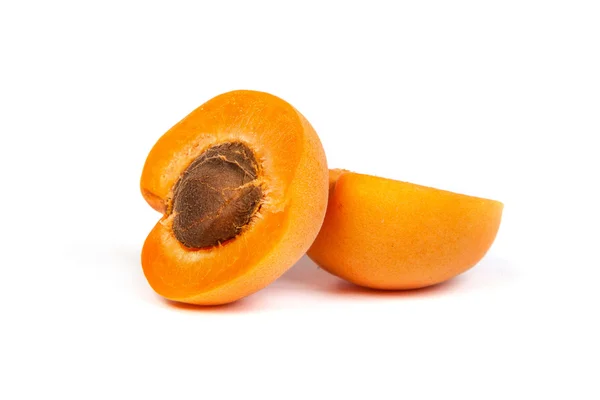 Два спелых абрикоса, разделенных ножом — стоковое фото