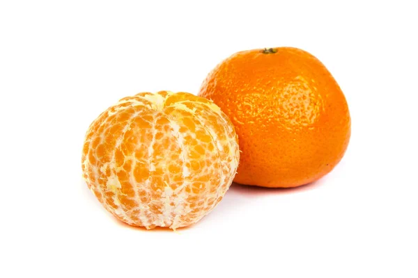 Mandarina madura o mandarina con rodajas en blanco —  Fotos de Stock