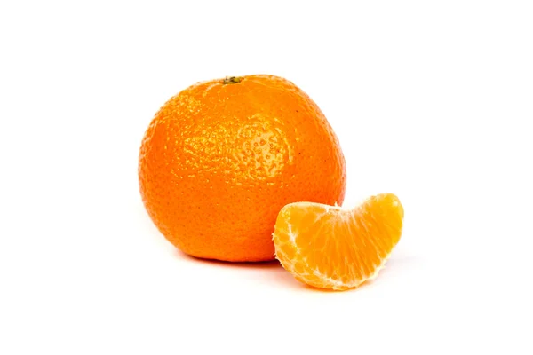 Mogen tangerine eller mandarin med skivor på vit — Stockfoto