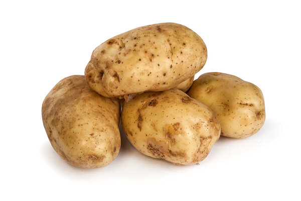 Группа картофеля изолирована на белом
