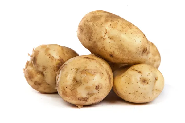 Группа картофеля изолирована на белом — стоковое фото