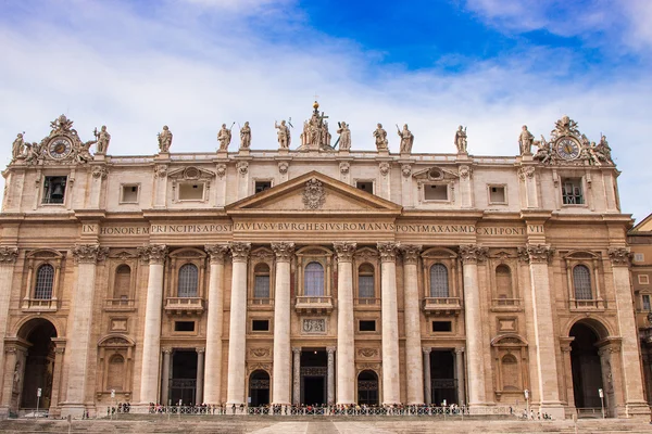 Bazilika svatého Petra ve Vatikánu v Římě, Itálie. — Stock fotografie