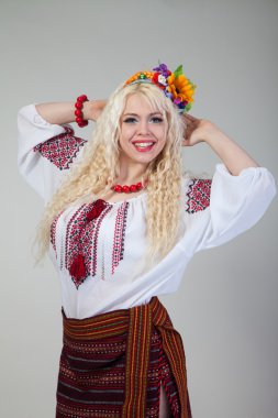 kadın Ukrayna Ulusal elbise giyer