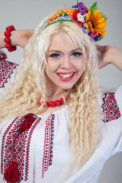 Femme porte robe nationale ukrainienne — Photo