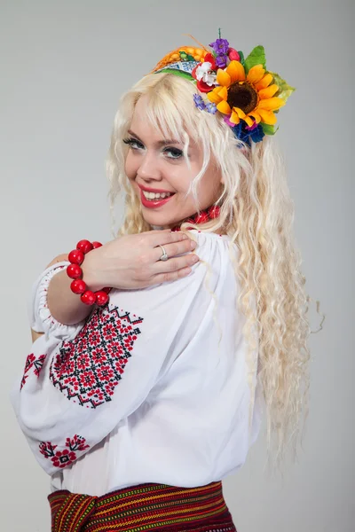 Femme porte robe nationale ukrainienne — Photo