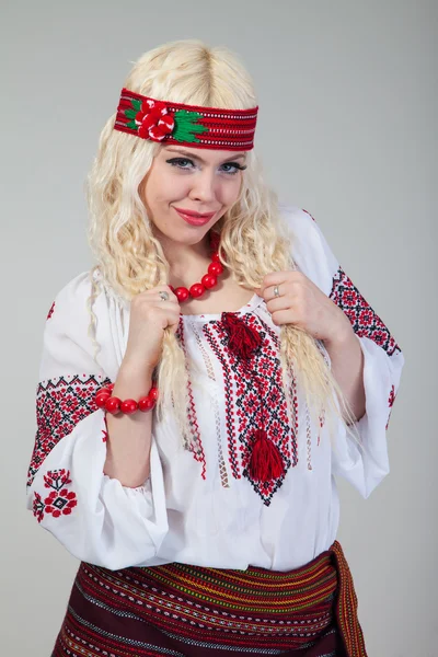 女性は、ウクライナの国民の服を着ています。 — ストック写真