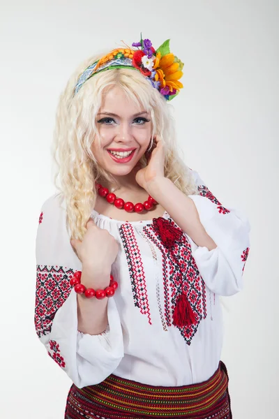 Frau trägt ukrainische Nationaltracht — Stockfoto