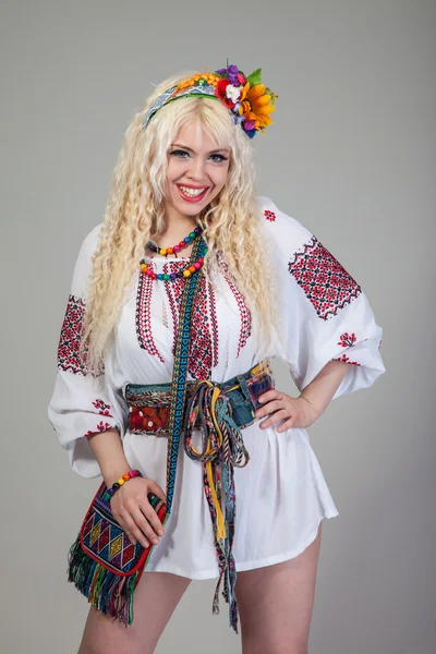 女性は、ウクライナの国民の服を着ています。 — ストック写真