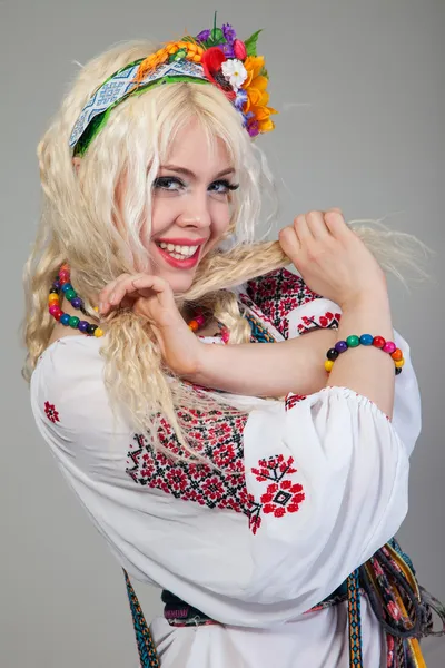 Женщина носит украинское национальное платье — стоковое фото
