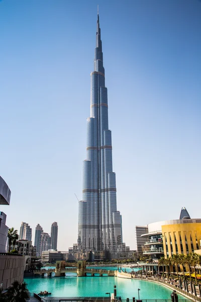 Vista sobre Burj Khalifa, Dubai, Emiratos Árabes Unidos, por la noche — Foto de Stock