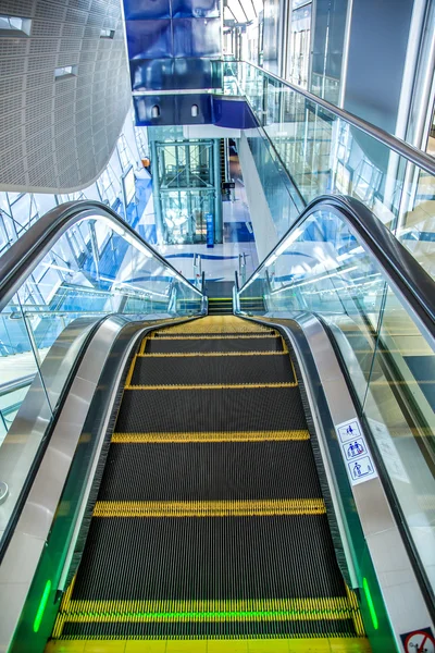 Dubai metro istasyonunda otomatik merdiven — Stok fotoğraf