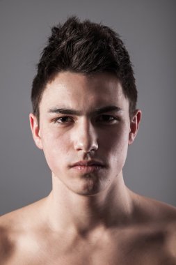 Grey genç bir adamın yakışıklı yüzü