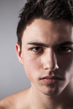 Grey genç bir adamın yakışıklı yüzü
