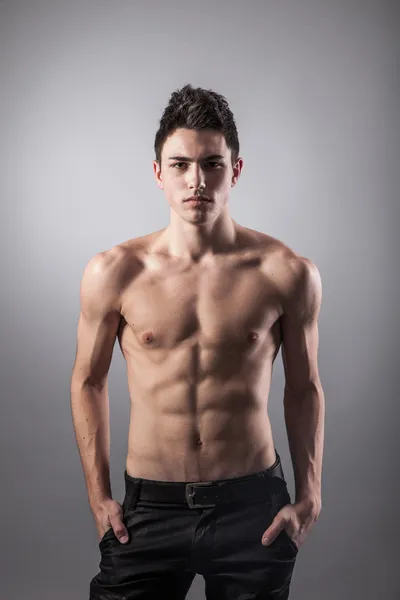 Genç vücut geliştirmeci adam portresi — Stok fotoğraf