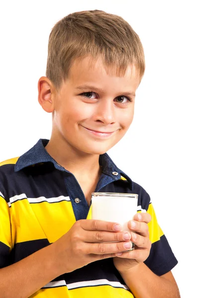 Rapaz bonito está bebendo leite em branco — Fotografia de Stock