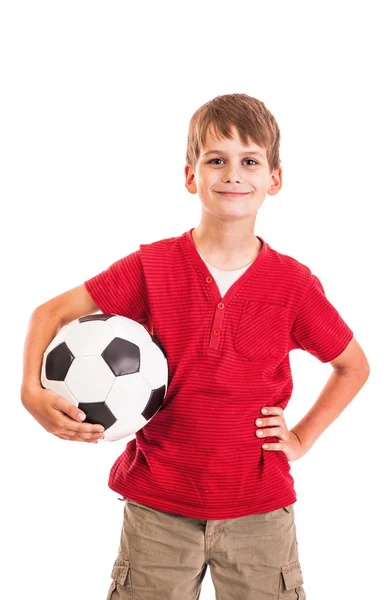 El chico lindo sostiene una pelota de fútbol. Balón de fútbol —  Fotos de Stock