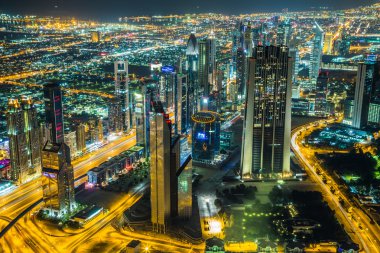 Dubai şehir merkezinde şehir ışıklarıyla dolu bir gece sahnesi,