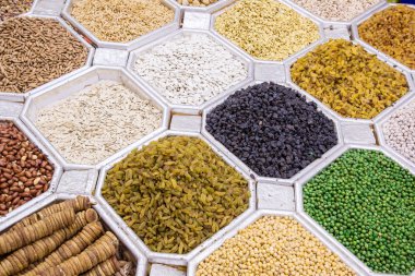 kurutulmuş meyve ve fındık dubai pazarda mix