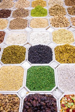 kurutulmuş meyve ve fındık dubai pazarda mix