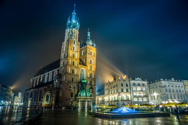 Polen, Krakau. Marktplatz bei Nacht. — Stockfoto