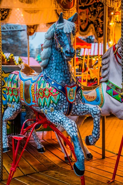 Radio host met hoofd telefoonsCarousel. neşeli bir karnaval ata yuvarlak gitmek. — Stok fotoğraf