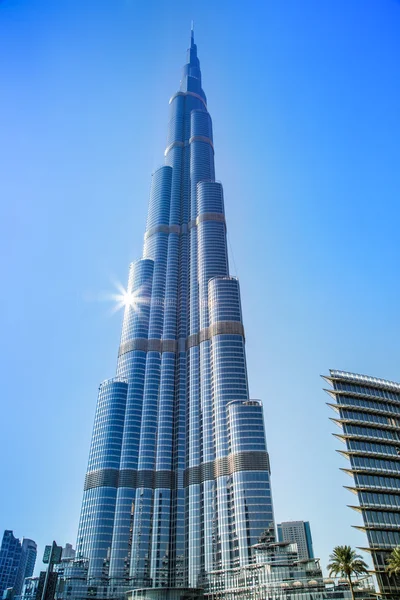 Vista sobre Burj Khalifa, Dubai, Emiratos Árabes Unidos, por la noche — Foto de Stock