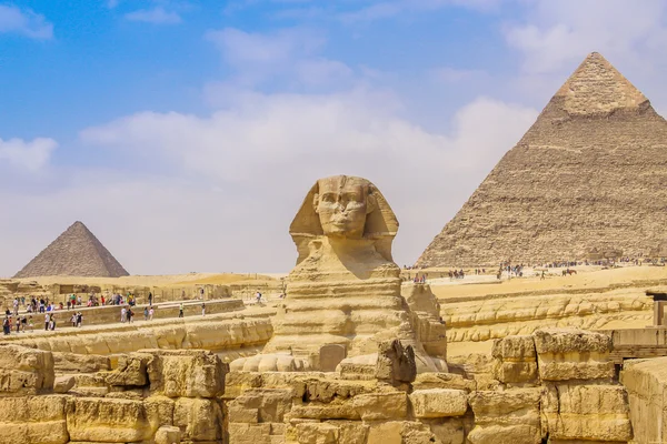 Sfinksen og Den Store Pyramide i Egypten Royaltyfrie stock-billeder