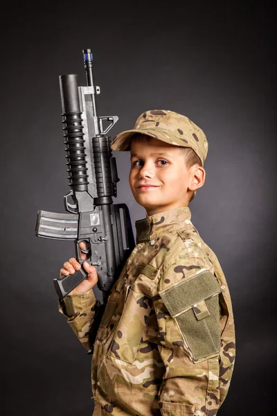 Νεαρού στρατιώτη με όπλο — Φωτογραφία Αρχείου
