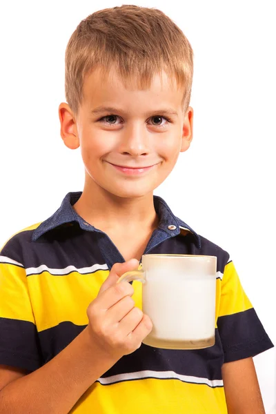 Lindo chico está bebiendo leche en blanco —  Fotos de Stock