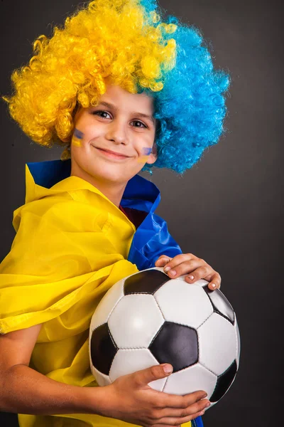 Siyah zemin Ukrayna bayrağı ile futbol fan — Stok fotoğraf