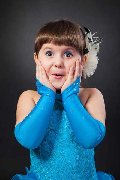 青い目と op と驚くべき少女のクローズ アップの肖像画 — ストック写真