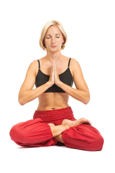 Praticar Yoga. Lótus. Jovem mulher isolada no fundo branco — Fotografia de Stock