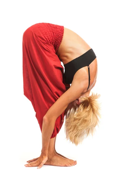 Yoga uygulamak. genç bir kadın beyaz zemin üzerine izole — Stok fotoğraf