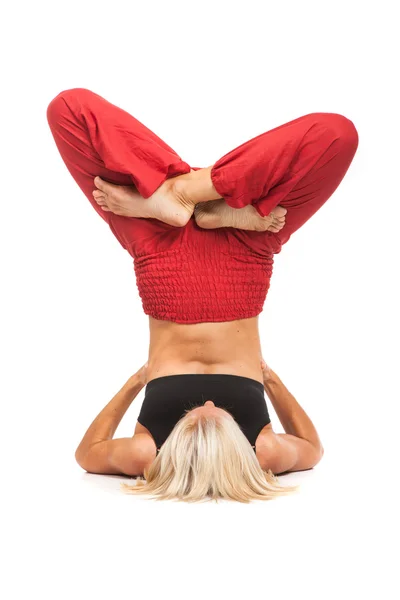 Praticar Yoga. Jovem mulher isolada no fundo branco — Fotografia de Stock