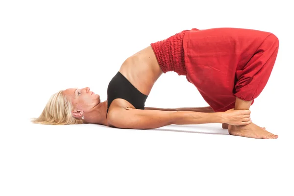 Het beoefenen van yoga. jonge vrouw geïsoleerd op witte achtergrond — Stockfoto