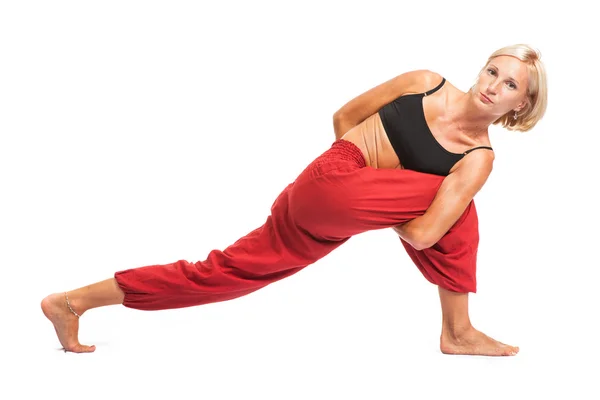 Het beoefenen van yoga. jonge vrouw geïsoleerd op witte achtergrond — Stockfoto