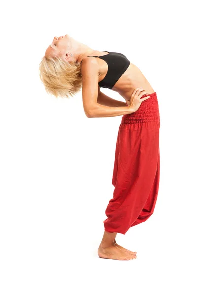 Het beoefenen van yoga. jonge vrouw geïsoleerd op witte achtergrond — Stockfoto