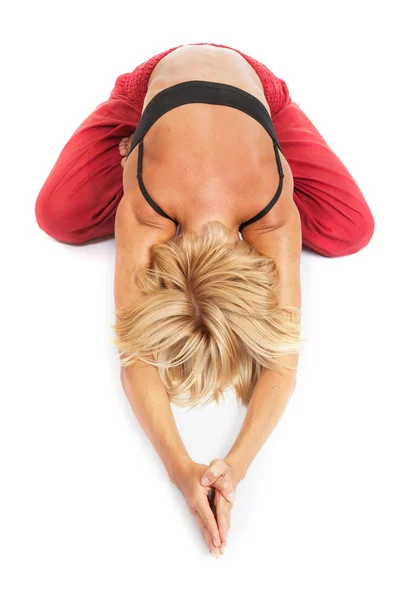 Utövar yoga. ung kvinna isolerad på vit bakgrund — Stockfoto