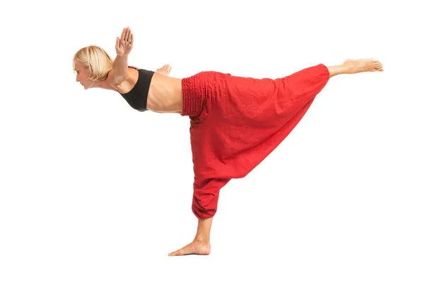 Utövar yoga. ung kvinna isolerad på vit bakgrund — Stockfoto