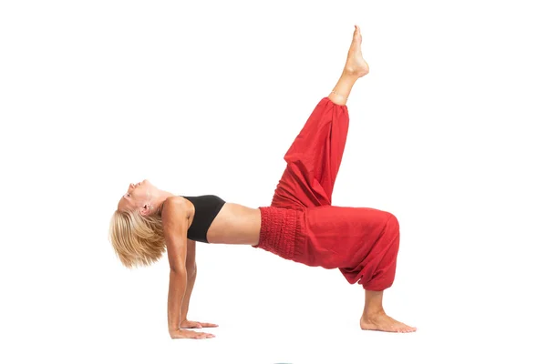 Pratiquer le Yoga. Jeune femme isolée sur fond blanc — Photo