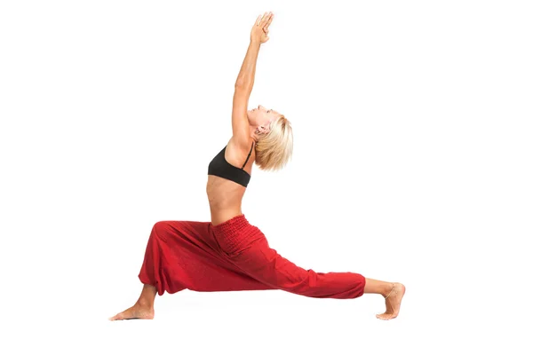 Praticar Yoga. Jovem mulher isolada no fundo branco — Fotografia de Stock