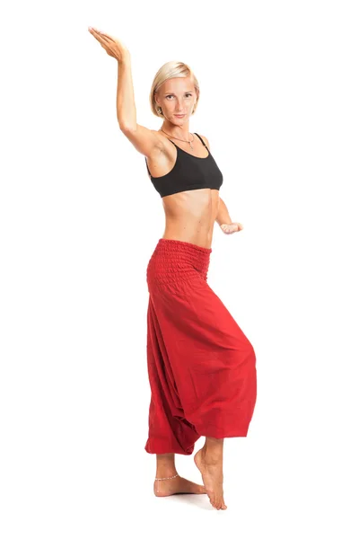 Practicar Yoga. Mujer joven aislada sobre fondo blanco — Foto de Stock