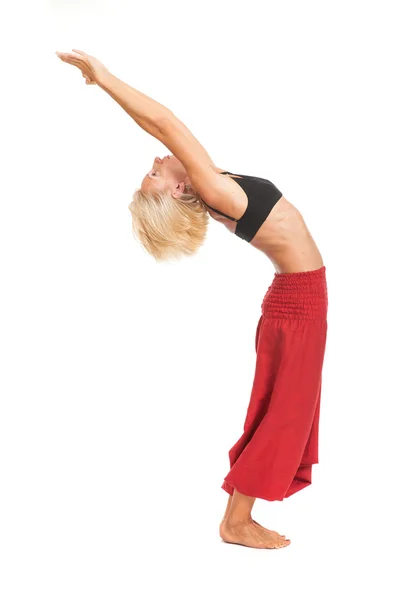 Het beoefenen van yoga. jonge vrouw geïsoleerd op witte achtergrond — Stockfoto