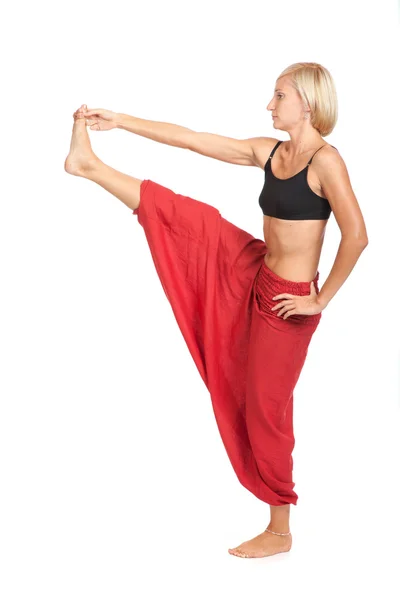 Pratiquer le Yoga. Jeune femme isolée sur fond blanc — Photo