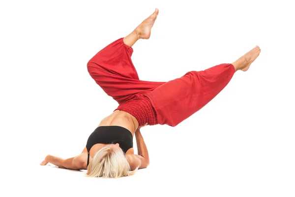 Practicar Yoga. Mujer joven aislada sobre fondo blanco — Foto de Stock