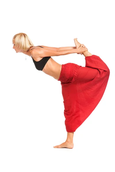 Het beoefenen van yoga. jonge vrouw geïsoleerd op witte achtergrond — Stockfoto