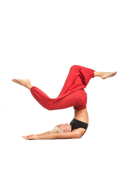 Pratiquer le Yoga. Jeune femme isolée sur fond blanc — Photo